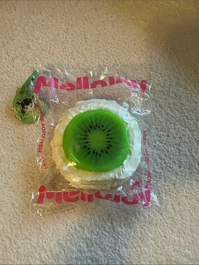 Mellojoy Kiwi Squishy Charm